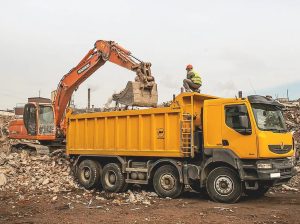Вывоз строительного мусора самосвалами выгодно