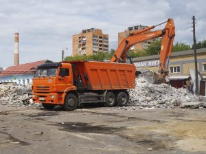 Утилизация строительного мусора при помощи самосвалов