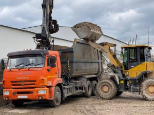 Взять в аренду самосвал для вывоза строительного мусора в Минске