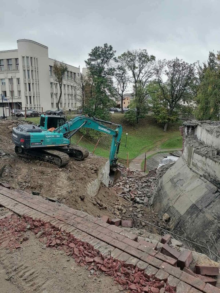 Демонтаж железобетонных конструкций экскаватором с гидравлическими ножницами - 2