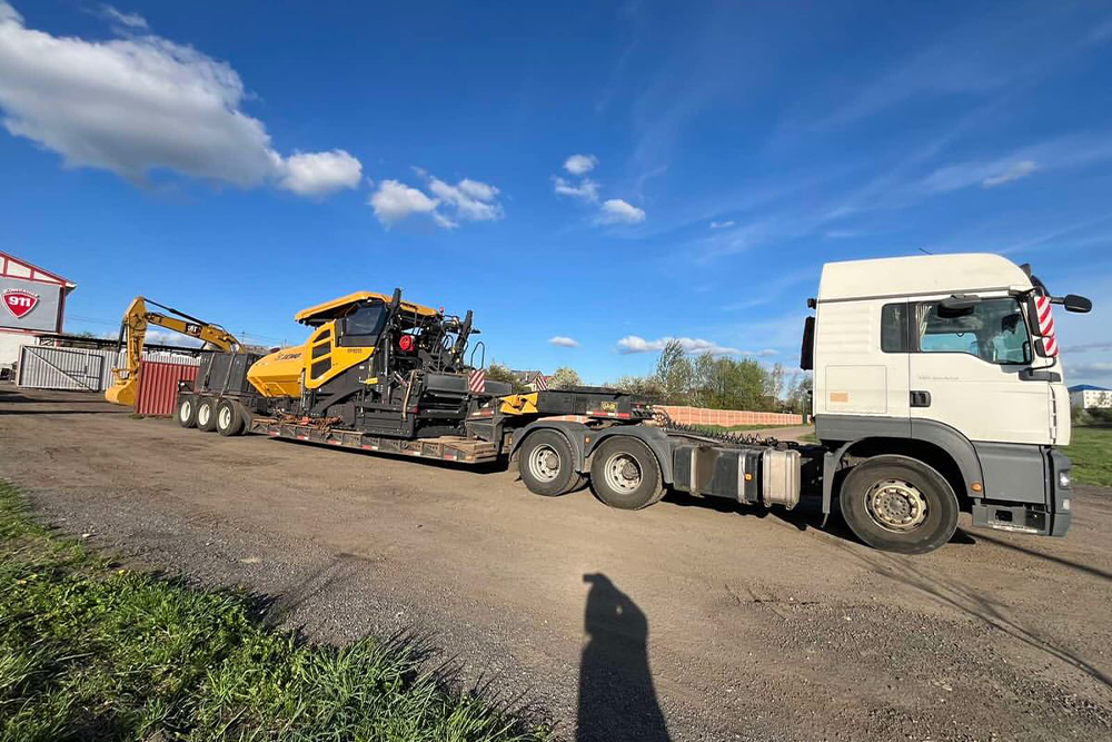 Перевозка асфальтоукладчика XCMG RP705 с сопутствующим грузом на низкорамном трале - 2
